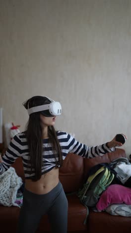 mujer que usa auriculares y controladores de vr en casa
