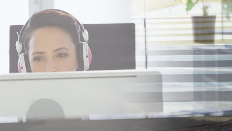 animación de una mujer de negocios biracial usando una computadora sobre personas que caminan y el paisaje urbano