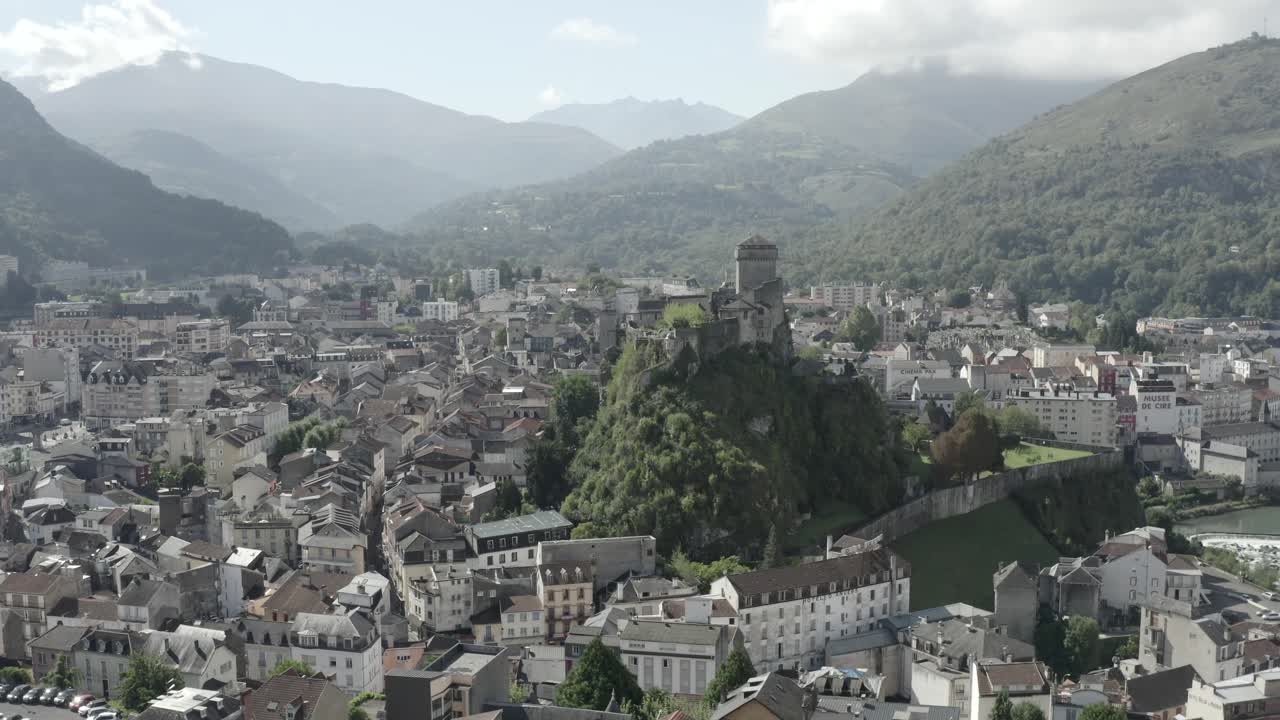 castillo fuerte de lourdes castillo encaramado en la roca, altos pirineos en francia