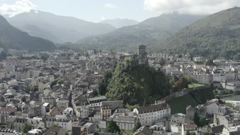 castillo fuerte de lourdes castillo encaramado en la roca, altos pirineos en francia