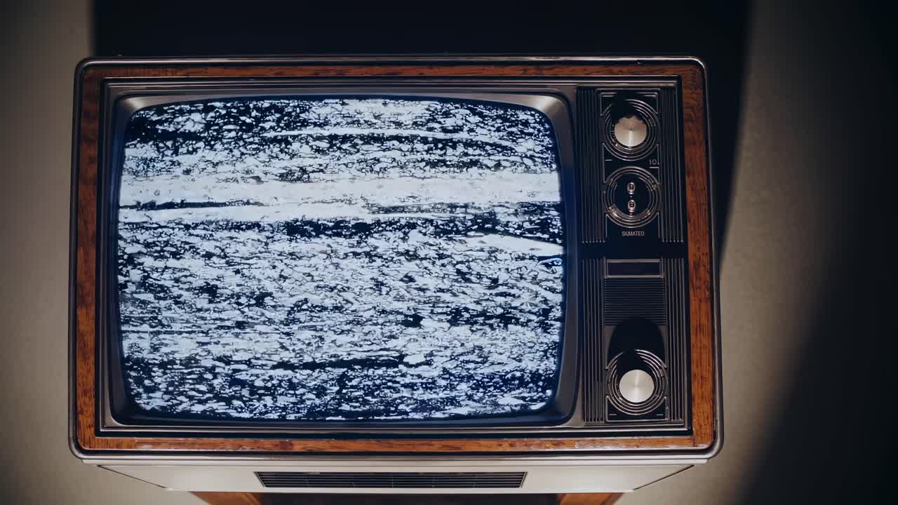 Televisore vintage che mostra rumore bianco statico