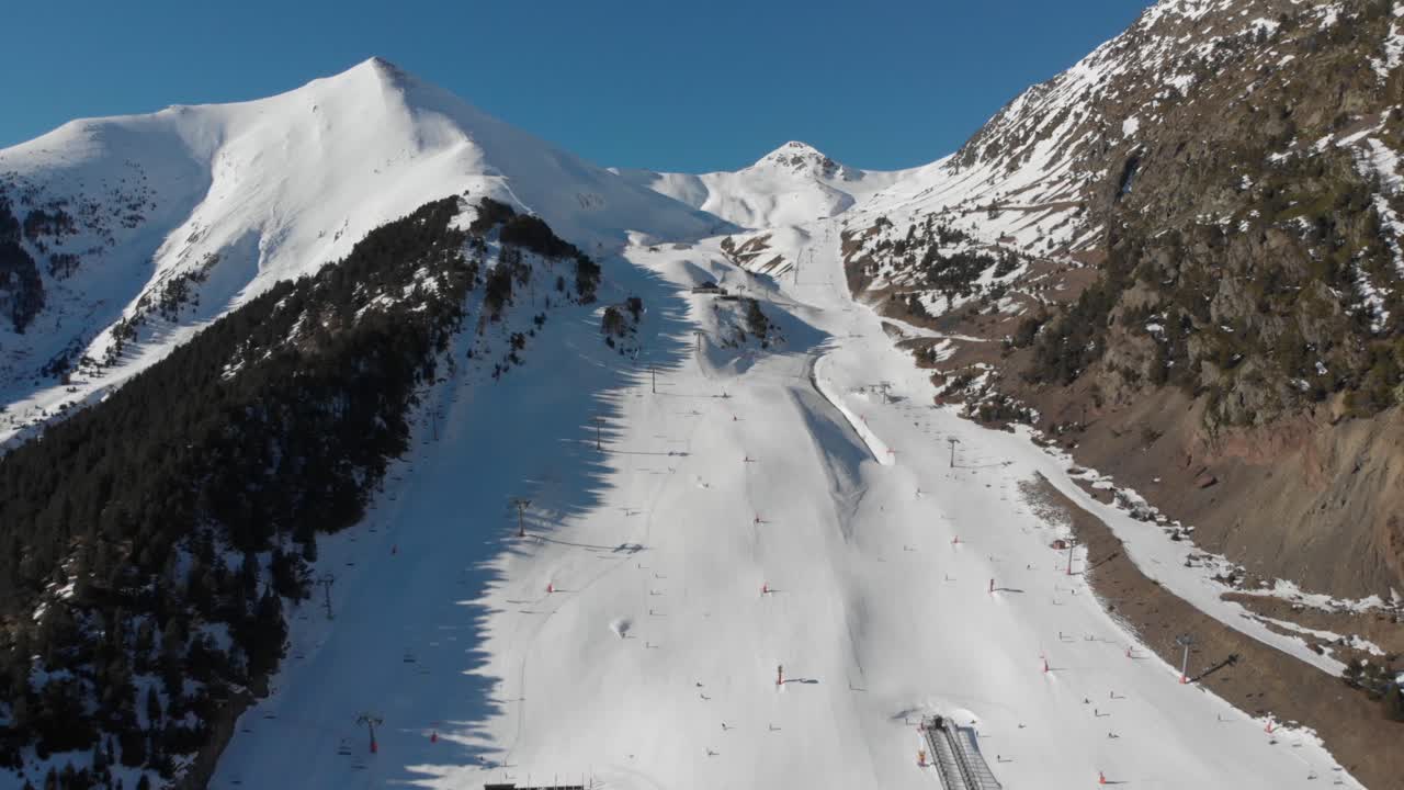 estación de esquí de arinsal, andorra - volando sobre la pista de esquí, dolly fuera