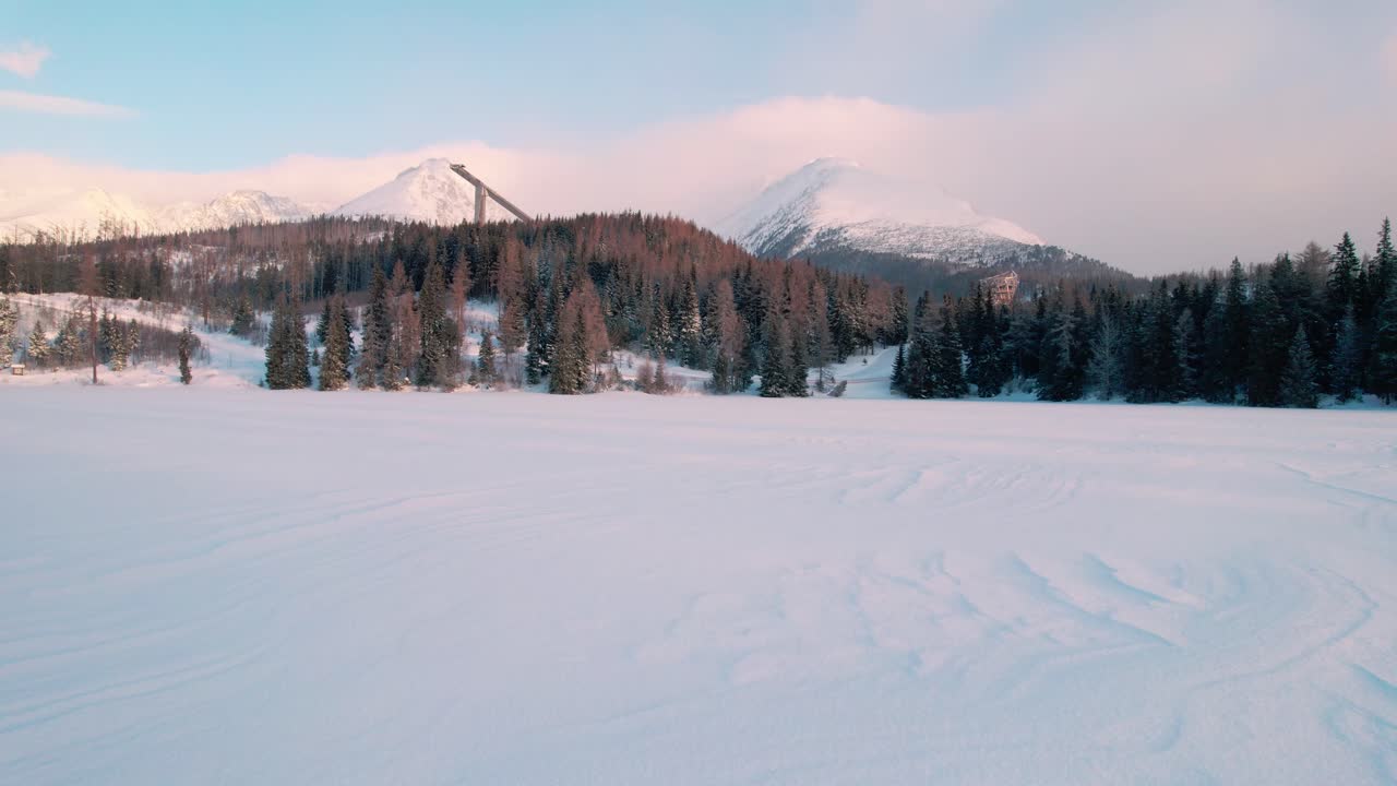 vista aérea de drones de la torre de saltos de esquí high tatra, adelante, día