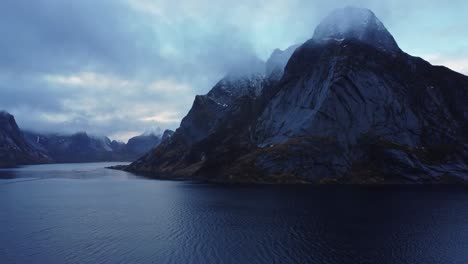 Malerische-Drohnenansicht-Des-Malerischen-Fjords-Unter-Düsterem-Himmel