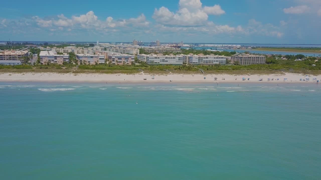 Riprese aeree con drone di una spiaggia della Florida che avanza verso la battigia.