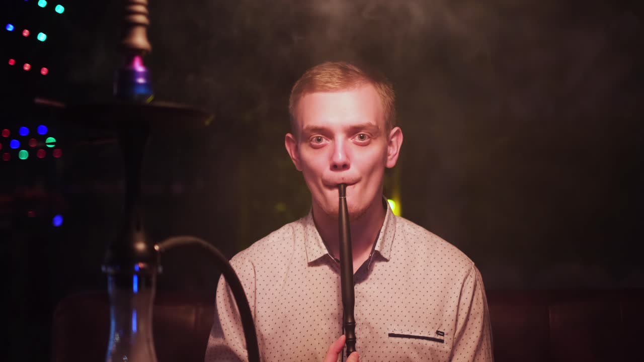 나이트클럽에서 호카를 피우는 남자