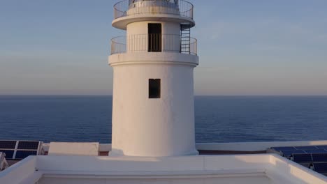 Sonnenuntergang-Am-Leuchtturm-Von-Cavalleria-Entlang-Der-Berühmten-Küste-Von-Menorca