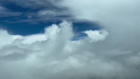 increíble punto de vista del piloto volando un jet a través de las nubes evitando el mal tiempo haciendo algunos giros 4k