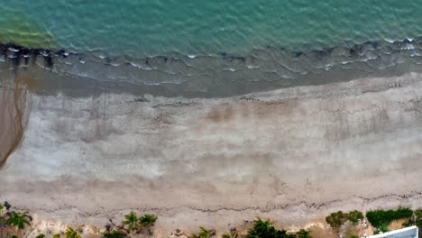 Magnífica-Vista-Aérea-De-Camiones-Izquierda-A-Vista-De-Pájaro-De-Una-Exótica-Playa-Tropical-En-Well-Beach-Cerca-De-Joao-Pessoa,-Brasil-En-Un-Cálido-Día-De-Verano