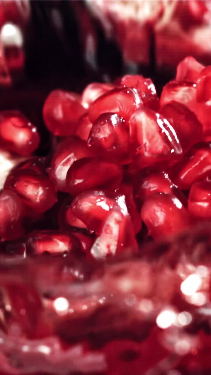 Detaljeret makrobillede af friske granatæblekerner og saft