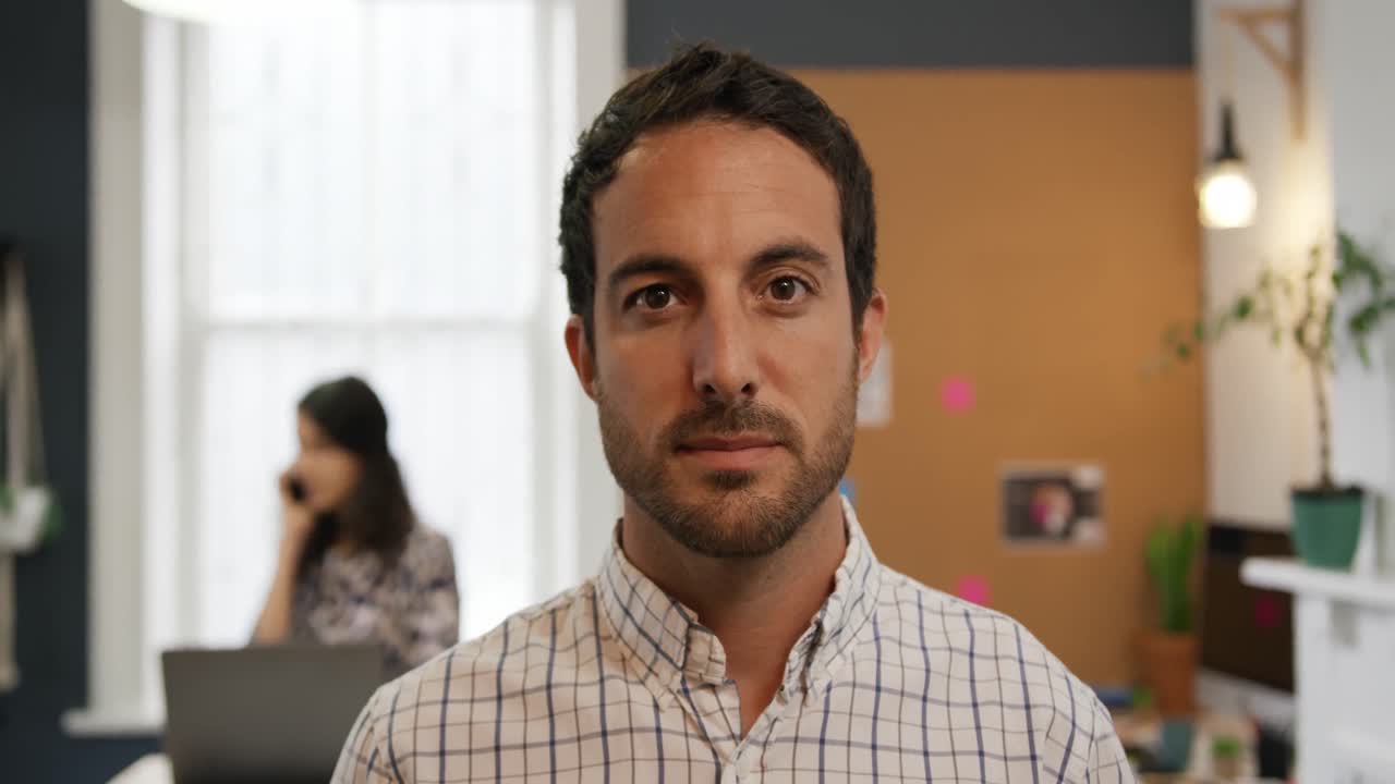 profesional masculino del milenio que trabaja en una oficina creativa