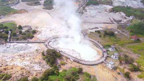 vista aérea del humo de azufre del cráter de sikidang