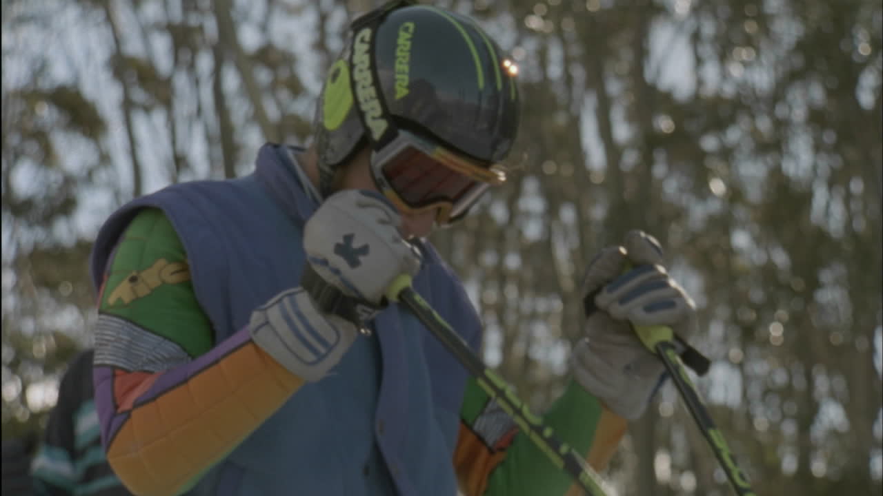 un esquiador se prepara para esquiar por una pendiente