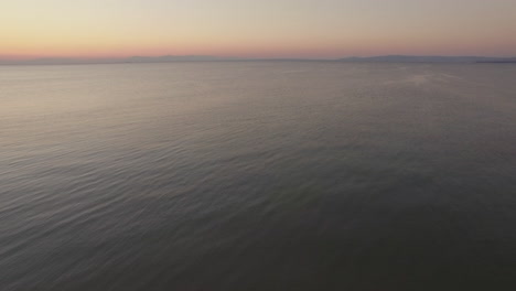 Vuelo-Aéreo-Sobre-El-Agua-Del-Mar-Contra-La-Línea-Del-Horizonte