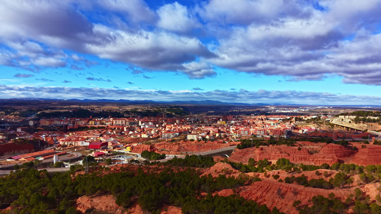Vista della città con colline rosse e cielo blu sullo sfondo di giorno