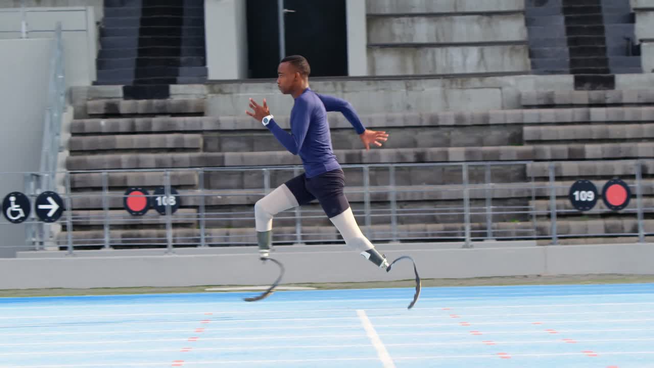 atletas discapacitados corriendo en una pista de atletismo 4k