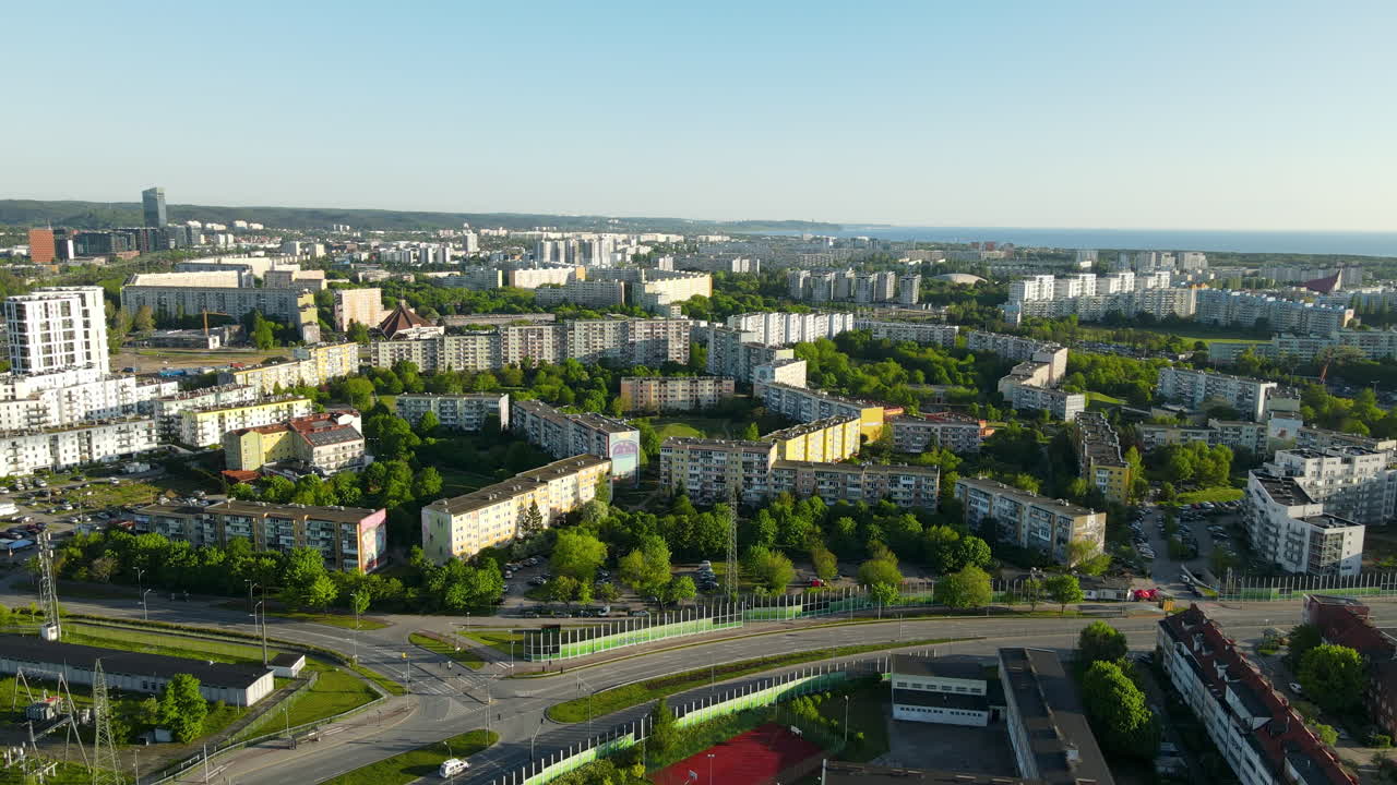 Вид сверху на жилой район Гданьска летом.