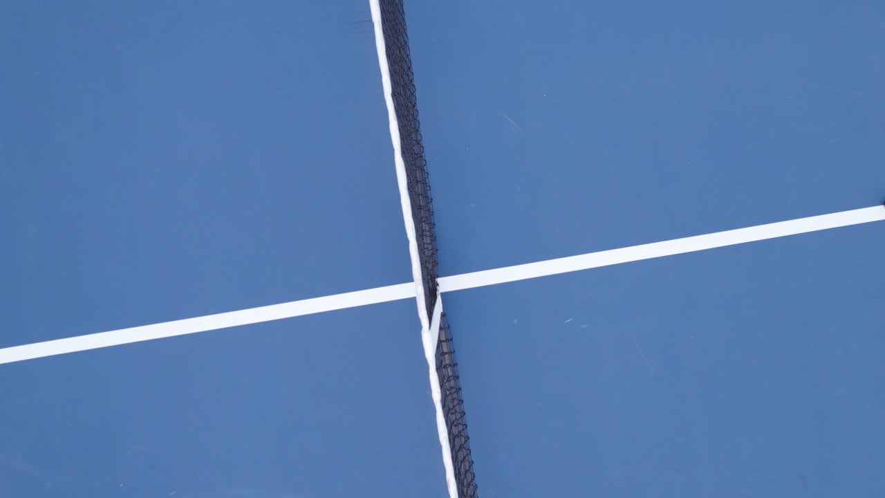 동적 인 드론 을 꺼내는 테니스 코트