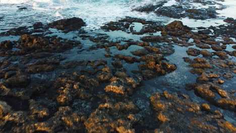 Niedrige-Drohnenaufnahme-Des-Felsigen-Fuerteventura,-Des-Strandes-Der-Kanarischen-Insel,-Blick-Auf-La-Graciosa