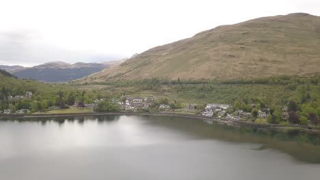 Revelación-Aérea-De-Un-Pequeño-Pueblo-En-Loch-Lomond,-Escocia