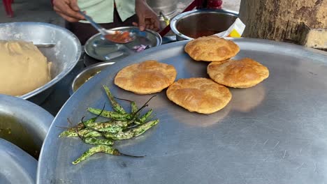 Local-shop-selling-satoo-ki-puri-ki-sabji-in-a-roadside-stall-in-Gaya,-Jharkhand