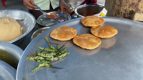 Lokales-Geschäft,-Das-Satoo-Ki-Puri-Ki-Sabji-In-Einem-Straßenstand-In-Gaya,-Jharkhand,-Verkauft