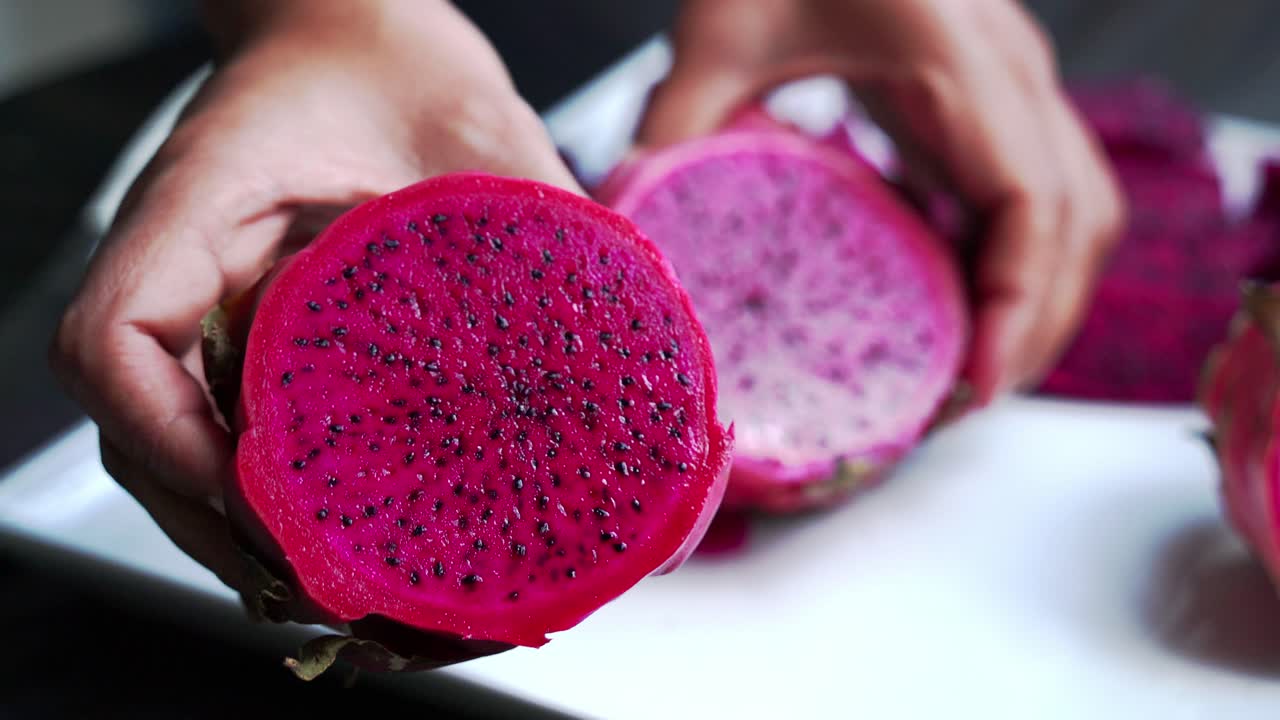 cerca de la fruta del dragón rojo y blanco rebanadas de fruta del dragon rojo y el cultivo de plantas exóticas pitaya