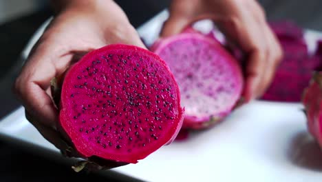 Primer-Plano-De-Rodajas-De-Fruta-De-Dragón-Rojo-Y-Blanco-Y-Cultivo-De-Plantas-Exóticas-Pitaya