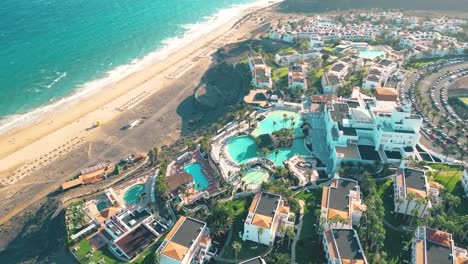 Vista-Aérea-De-Un-Hotel-De-Lujo-A-Lo-Largo-De-La-Costa-Club-Jandía-Princess,-Islas-Canarias,-España