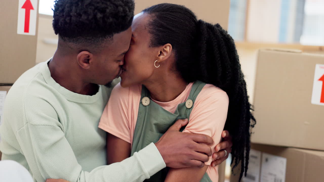 Baiser, nouvelle maison ou couple noir s'étreignant dans le salon