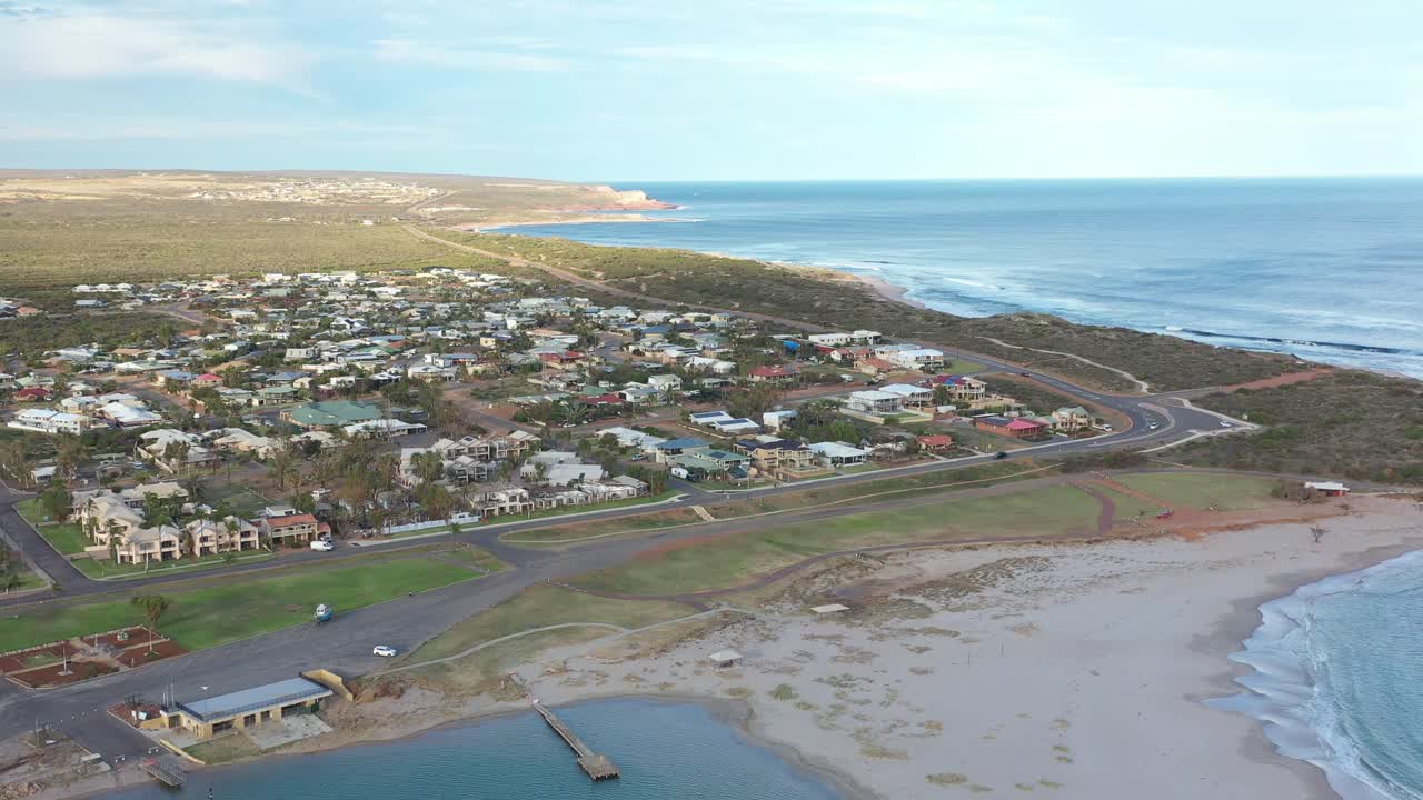 excelente toma aérea de kalbarri, australia, que recientemente ha sido azotada por el ciclón seroja