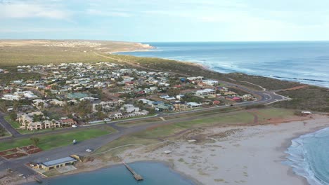 Excelente-Toma-Aérea-De-Kalbarri,-Australia,-Que-Recientemente-Ha-Sido-Azotada-Por-El-Ciclón-Seroja