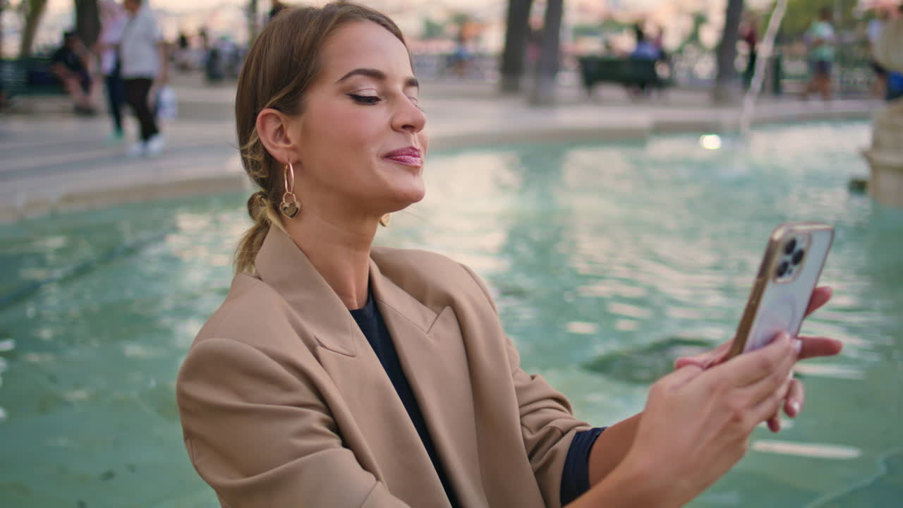 chica tomando una foto selfie divertida con la lengua afuera en primer plano. chica enviando mensajes de texto en la calle