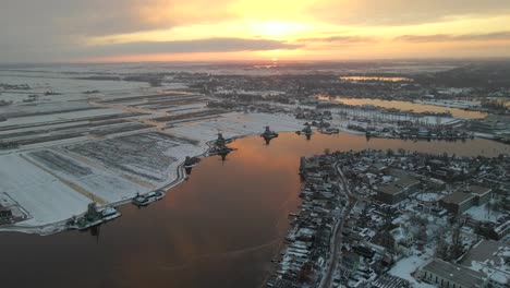 Bunter-Sonnenaufgang,-Der-Auf-Ruhigem-Wasser-Des-Flusses-Zaan-Bei-Zaanse-Schans-Nachdenkt