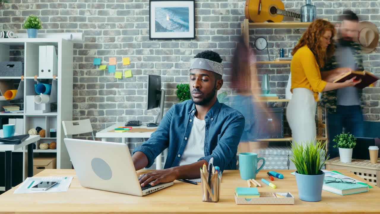 Lavoratori d'ufficio impegnati