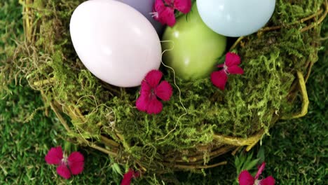 Huevos-De-Pascua-Multicolores-En-El-Nido