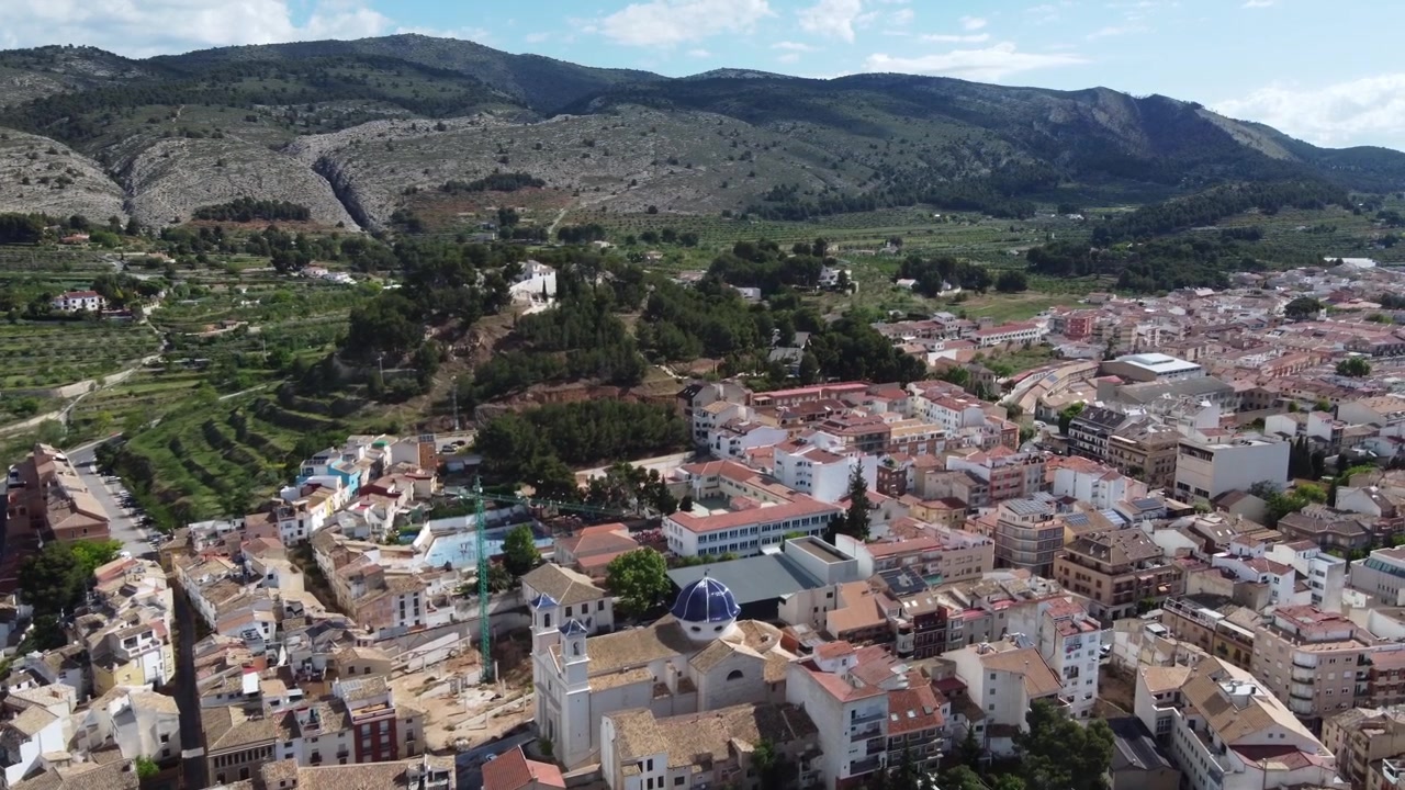Veduta aerea del centro storico di Ibi, Spagna. Con l'Eremo di Santa Llúcia in cima alla collina.