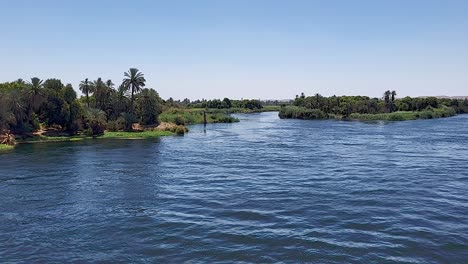 Ufer-Und-Inselchen-Im-Nil