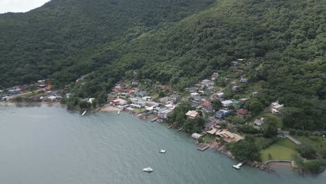 un pueblo remoto a lo largo de la costa sur de santa caterina