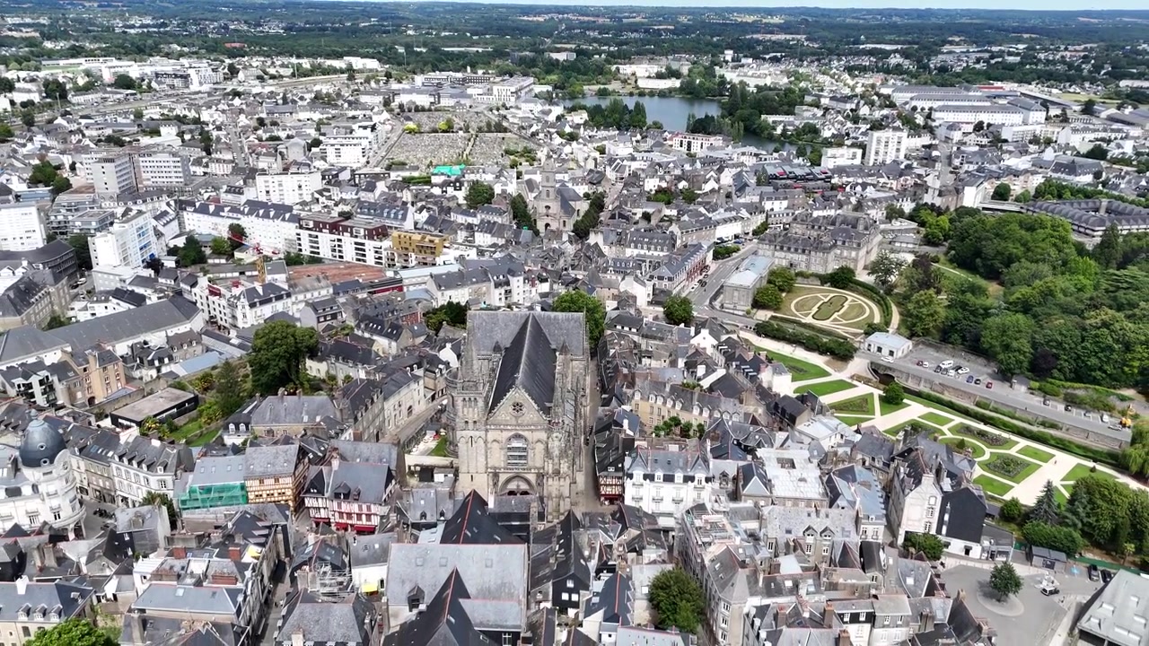 Vannes Katedral Bretagne Frankrig, drone luftoptagelse med tilbagetrækning og omvendt afsløring