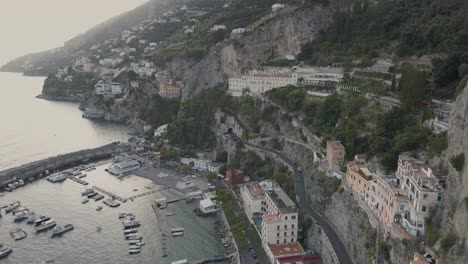 vista aérea de amalfi, ciudad escénica en la desembocadura de un profundo barranco junto al mar mediterráneo, italia