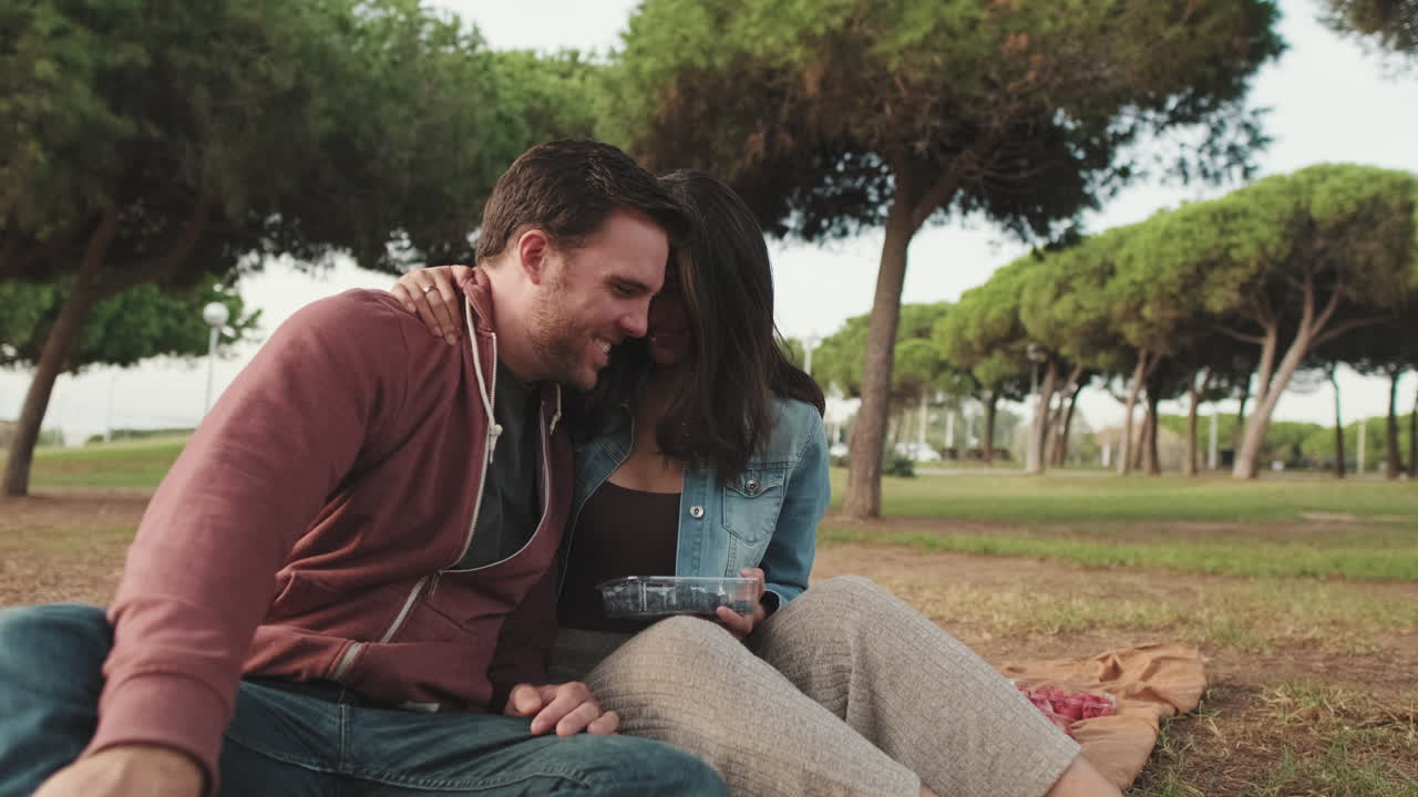una pareja disfrutando de un picnic en el parque