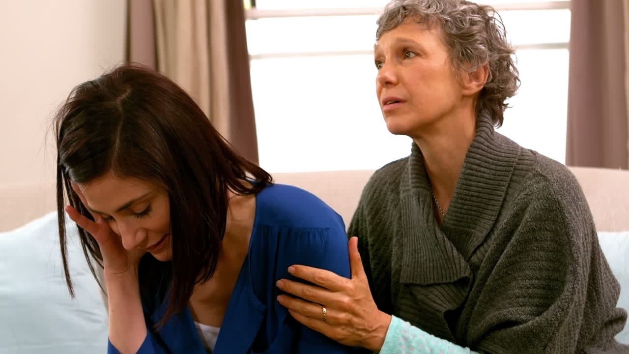 슬픈 친구를 돌보는 여자