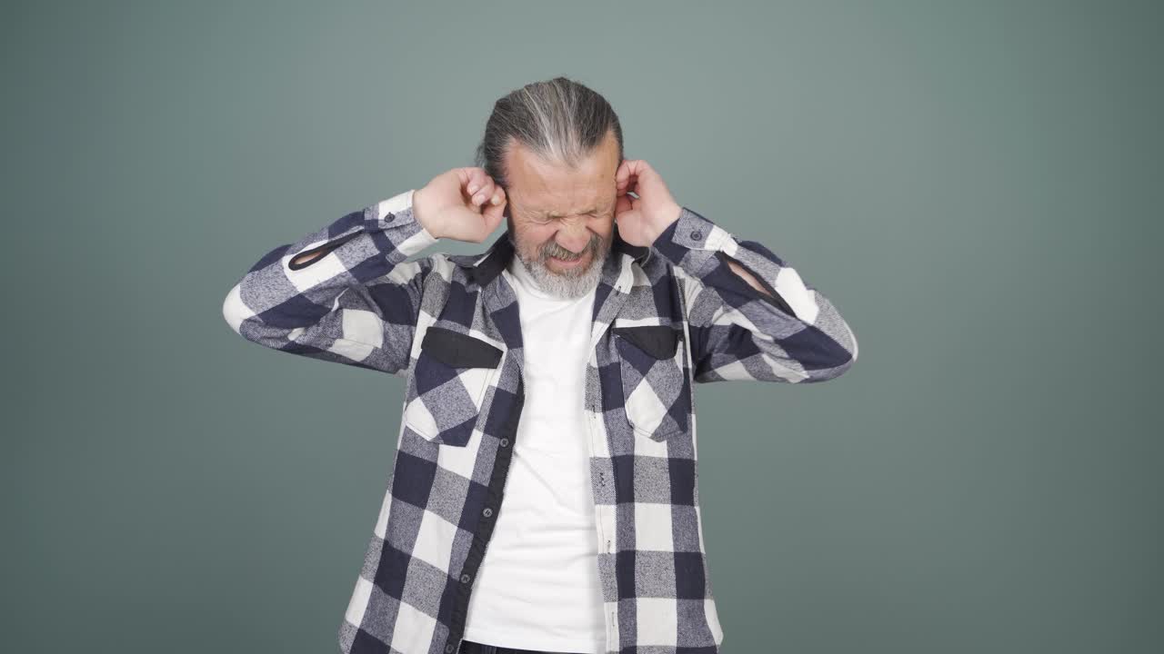hombre con picazón en las orejas.
