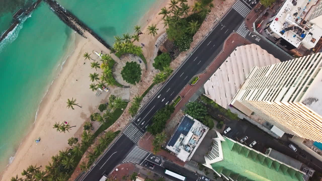 Ripresa aerea dall'alto su Honolulu e la spiaggia vuota di Waikiki a Oahu, Hawaii