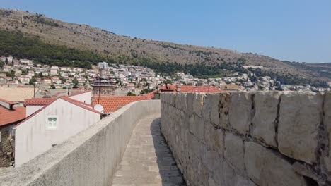 Spaziergang-Entlang-Der-Stadtmauern-Von-Dubrovnik,-Kroatien,-Zeigt-Das-Konzept-Der-Historischen-Erkundung-Und-Intensiven-Reiseerlebnisse