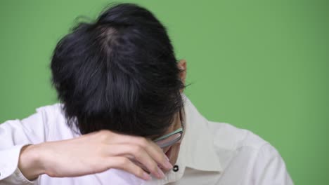 좌절한 젊은 아시아 사업가가 나쁜 소식을 듣습니다.