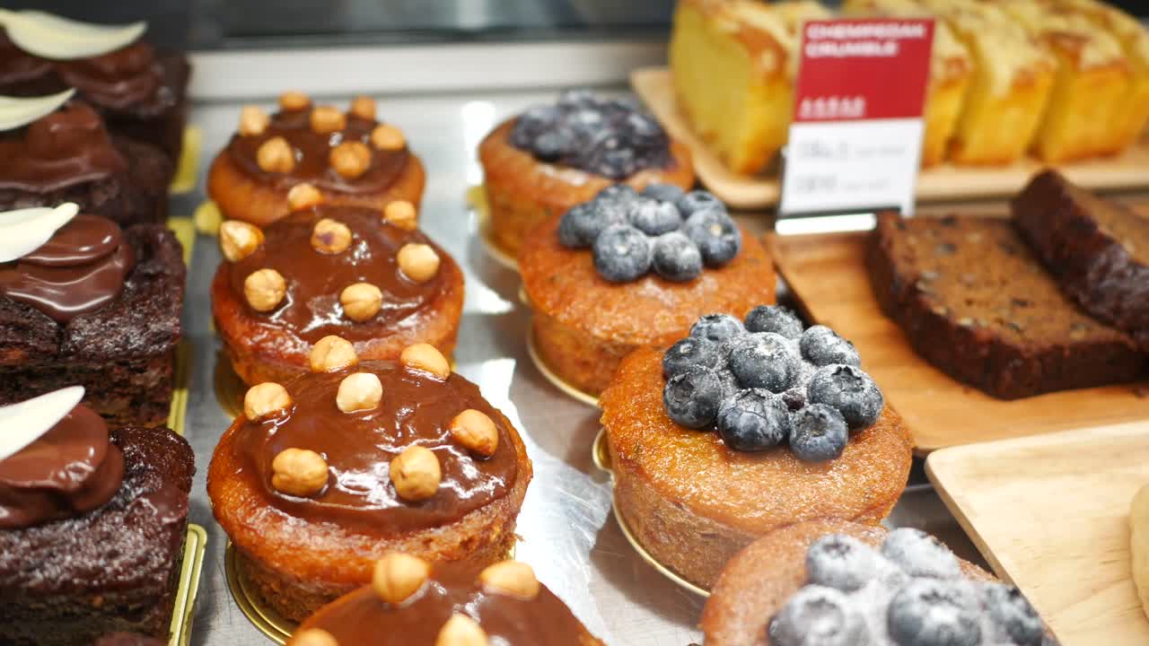 Pastel de chocolate y crema en un plato sobre la mesa