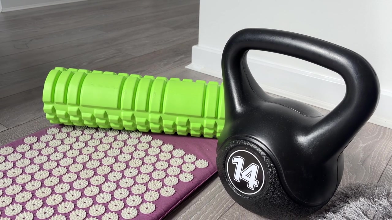 Attrezzatura per allenamento a casa con Kettlebell, Foam Roller e Tappetino da massaggio.