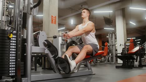hombre realizando ejercicios de fila sentado en el gimnasio
